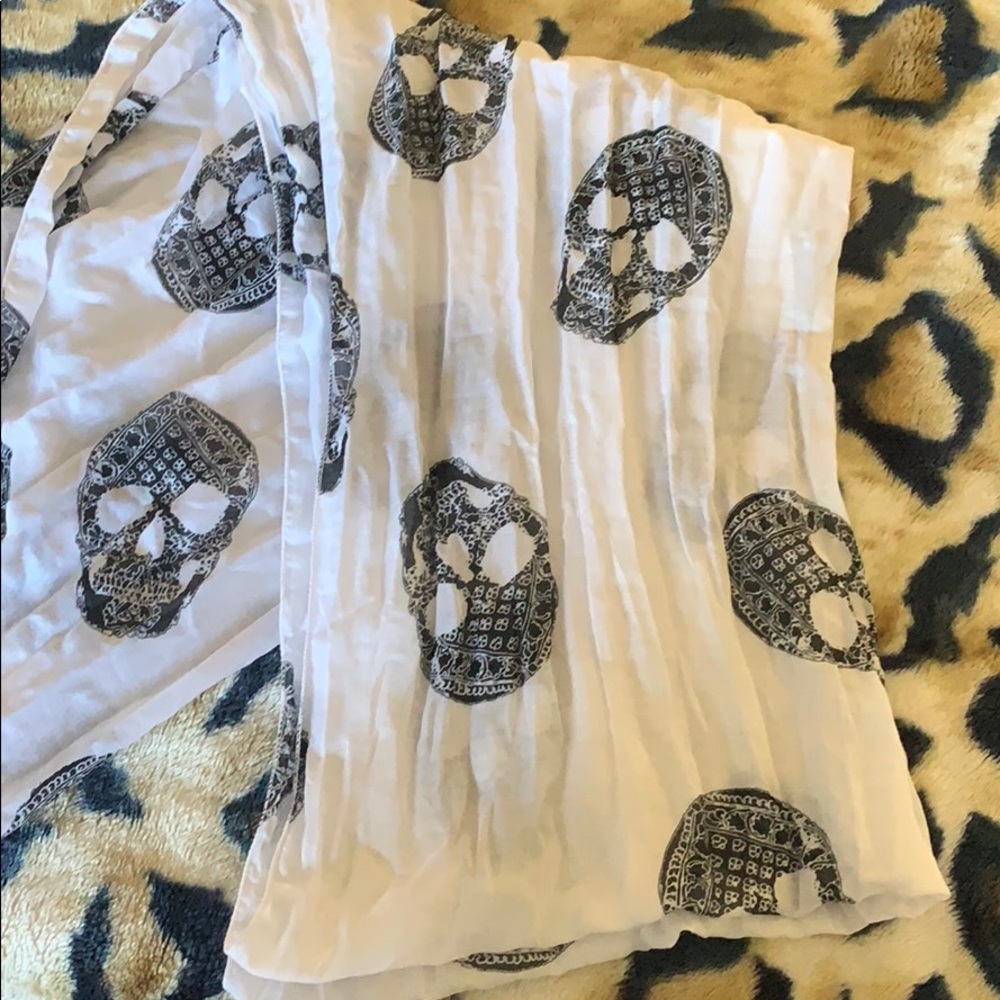 H&M skull scarf